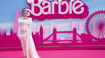 "Barbie: The World Tour", obra do estilista Andrew Mukamal, será lançada em 19 de março; saiba mais