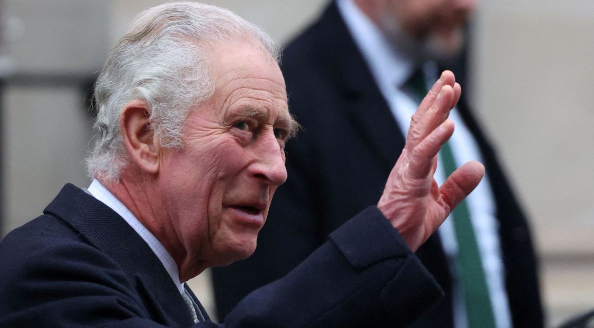 Rei Charles acena após deixar hospital em Londres, Reino Unido