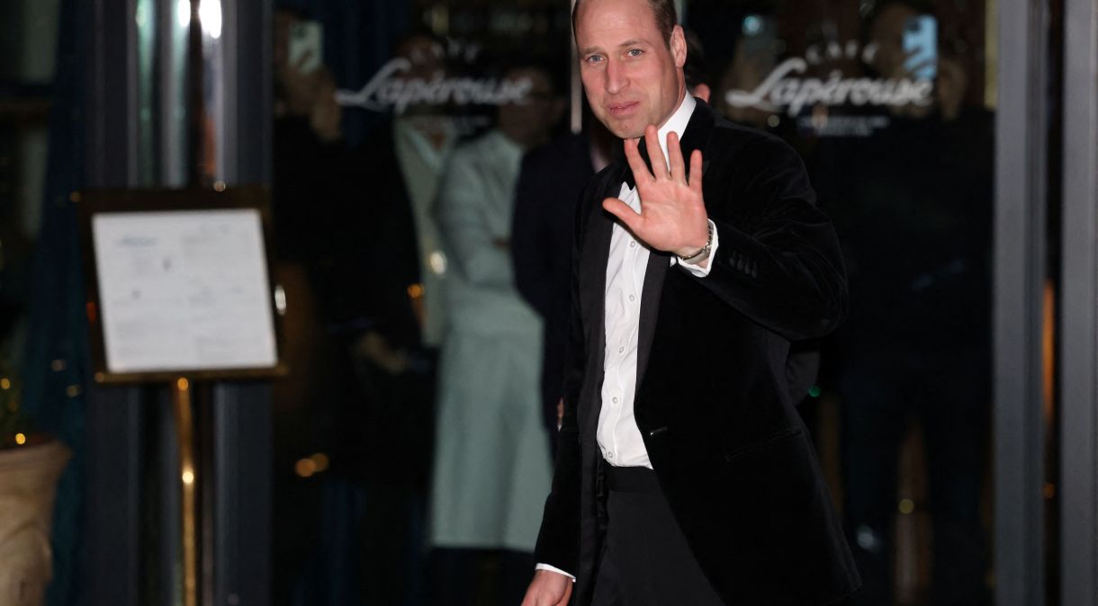 William, príncipe de Gales, do Reino Unido, acena ao chegar para jantar de gala beneficente da Ambulância Aérea de Londres
