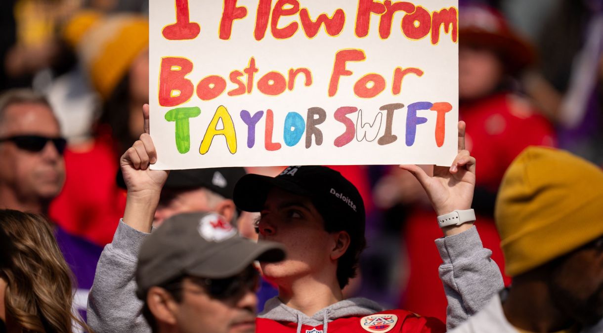 Fã de Taylor Swift segura cartaz antes de partida entre Minnesota Vikings e Kansas City Chiefs pela liga norte-americana de futebol americano em Minneapolis