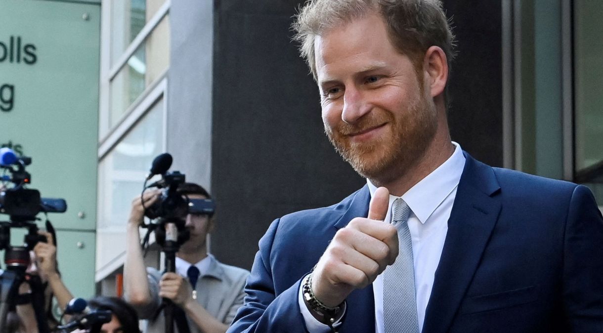 O príncipe britânico Harry, duque de Sussex, na saída do edifício do Supremo Tribunal em Londres, Grã-Bretanha