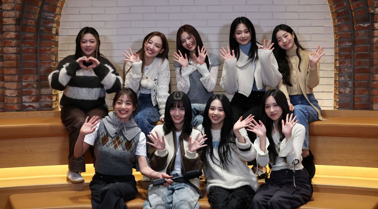 Integrantes do grupo feminino de K-pop TWICE posam para fotos durante entrevista à Reuters em Seul