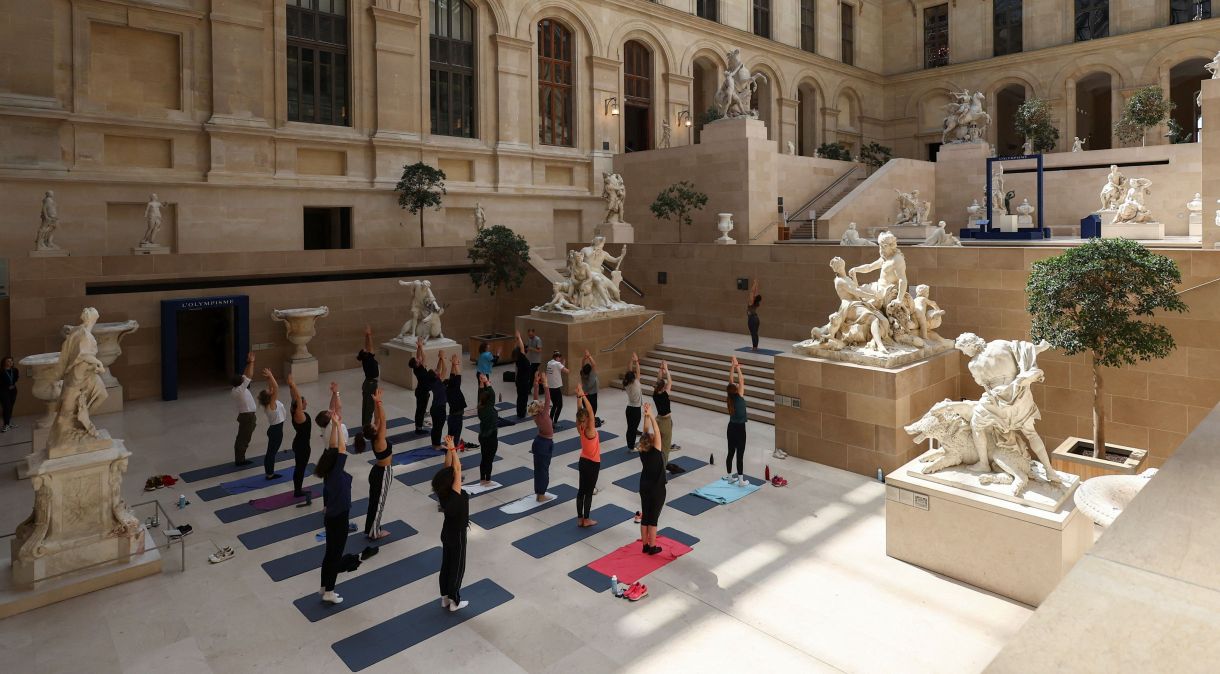 Pessoas se exercitam no Museu do Louvre