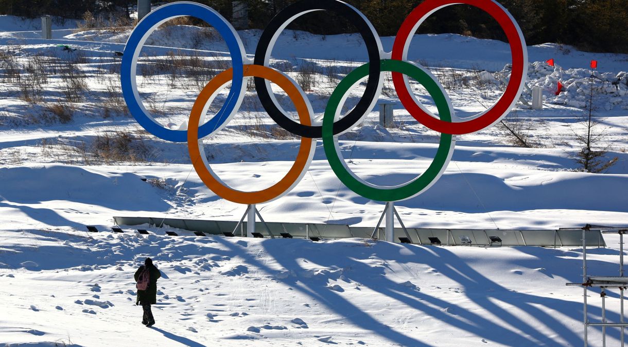 Anéis olímpicos em área de competição dos Jogos de Pequim