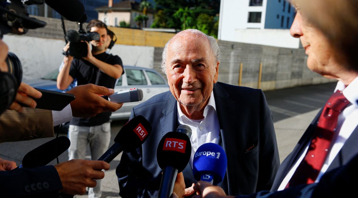 Ex-presidente da Fifa Joseph Blatter fala com jornalistas em frente a tribunal em Bellinzona, na Suíça