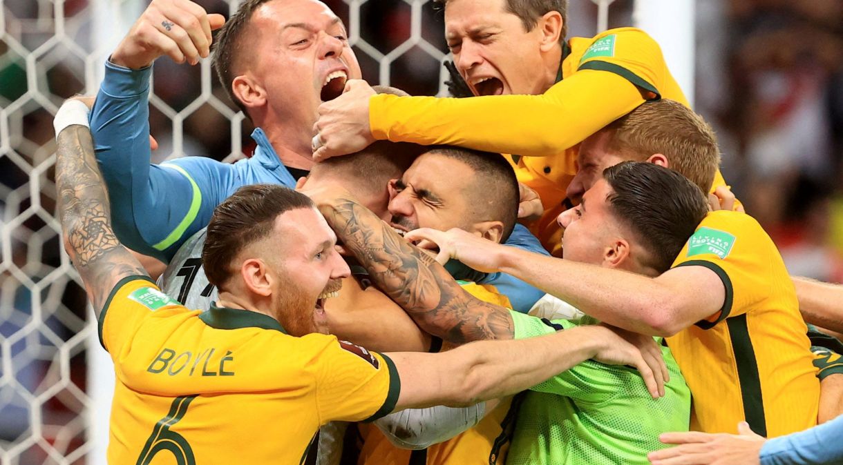 Jogadores da Austrália comemoram vitória sobre o Peru nos pênaltis e classificação para a Copa