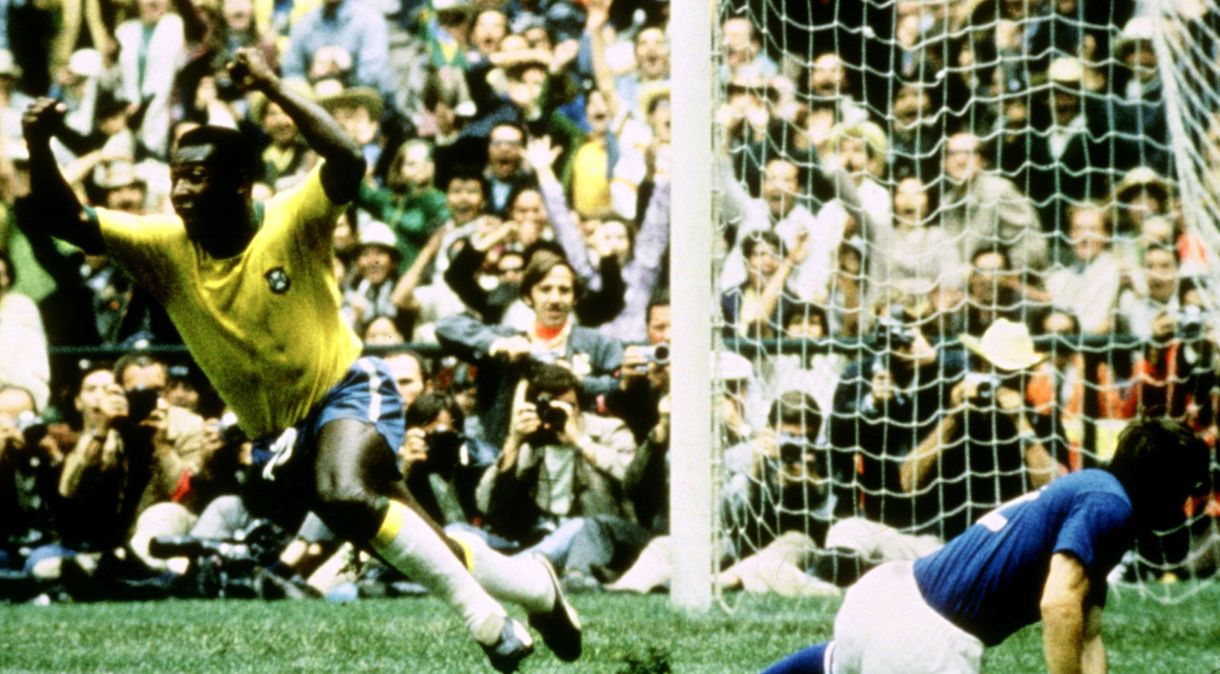 Imagem de arquivo: O lendário Pelé marca o primeiro gol contra a Itália na final da Copa do Mundo de 1970