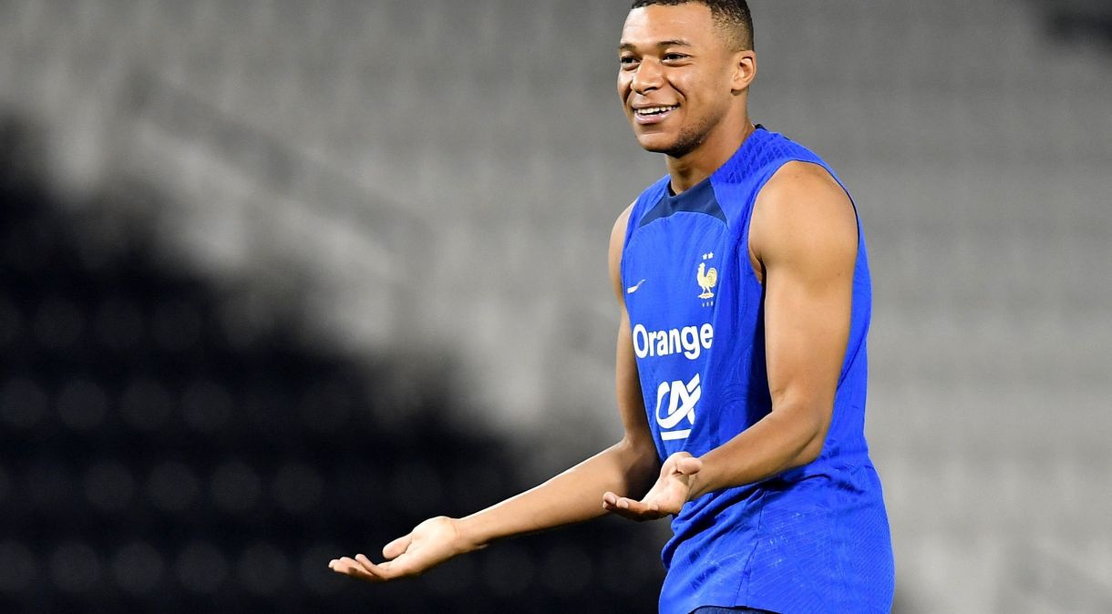 Kylian Mbappé durante treino da seleção da França