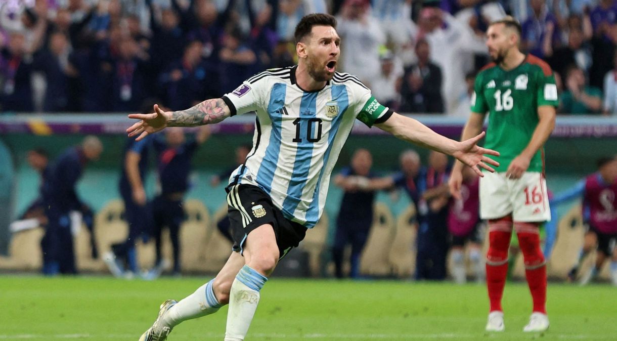 Lionel Messi comemora gol marcado pela Argentina contra o México pela Copa do Mundo do Catar