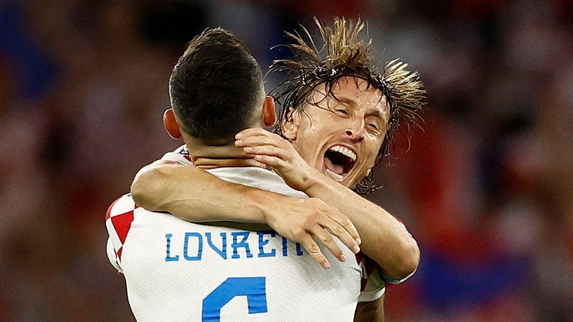 Luka Modric e Dejan Lovren comemoram classificação da Croácia para as oitavas da Copa.