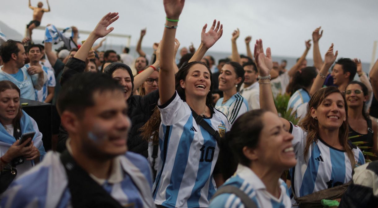 Torcedores argentinos reagem ao assistir à partida entre Argentina e Croácia, no quiosque Buenos Aires, na praia de Copacabana, no Rio de Janeiro