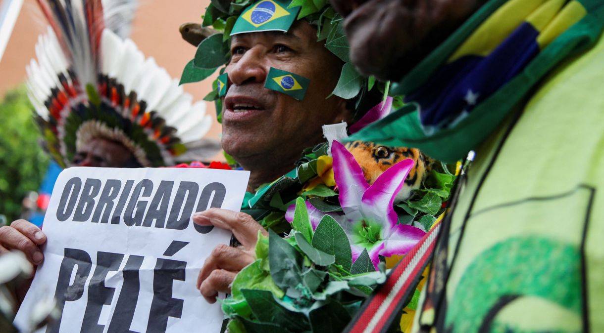 Fã segura cartaz em homenagem a Pelé do lado de fora do hospital, em São Paulo