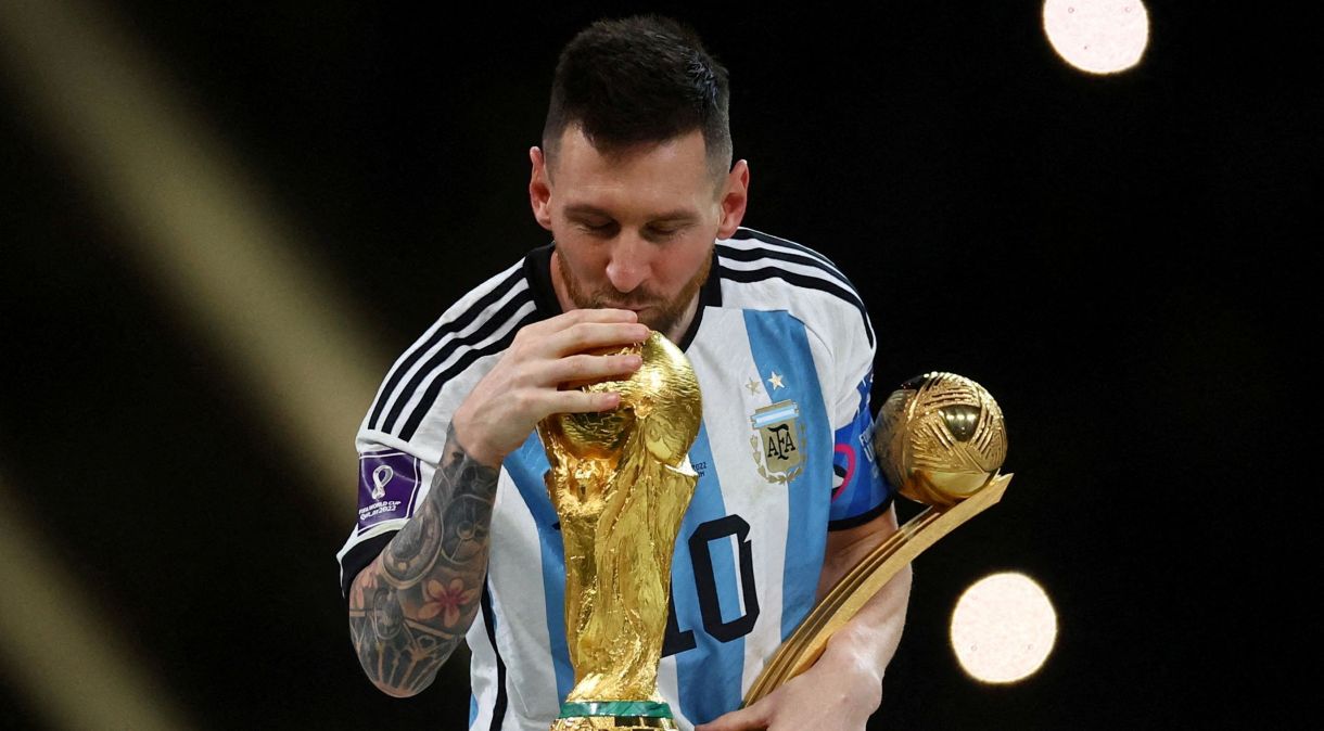 Lionel Messi beija troféu da Copa do Mundo após Argentina bater França na final do Mundial do Catar