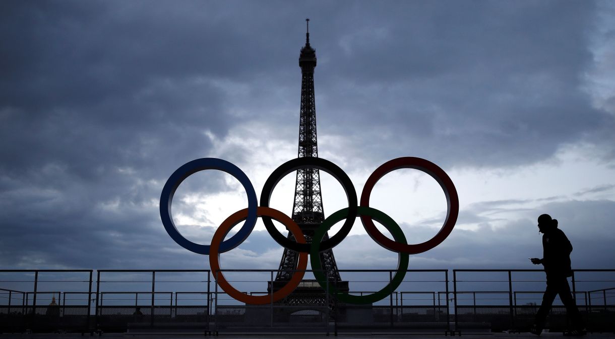 Anéis olímpicos em frente à Torrel Eiffel, em Paris