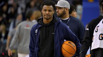 Bronny James, atleta de basquete da Universidade do Sul da Califórnia, já está em casa com a família