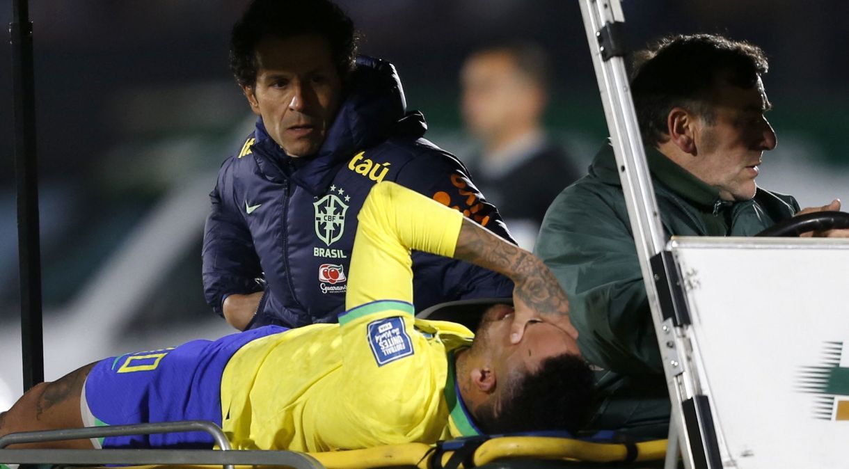 Neymar deixa campo lesionado em partida do Brasil com Uruguai