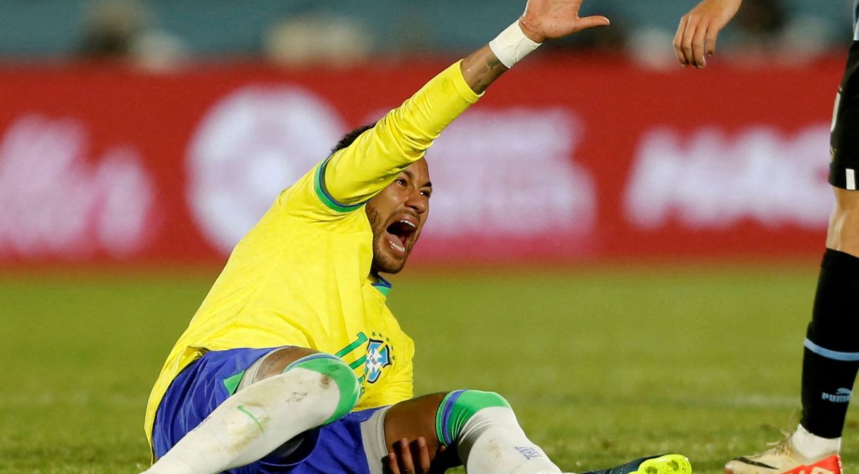 Neymar se machuca durante partida entre Brasil e Uruguai pelas eliminatórias para a Copa do Mundo