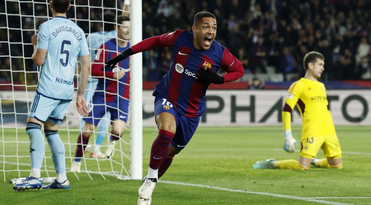 Vitor Roque comemora primeiro gol com a camisa do Barcelona