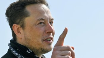 CEO da Tesla e SpaceX replica tweet do senador americano, que pede a taxação das grandes riquezas nos EUA