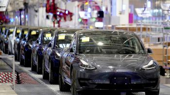 Tesla revelou no sábado ter entregado 17,9% menos veículos elétricos no segundo trimestre em relação ao trimestre anterior
