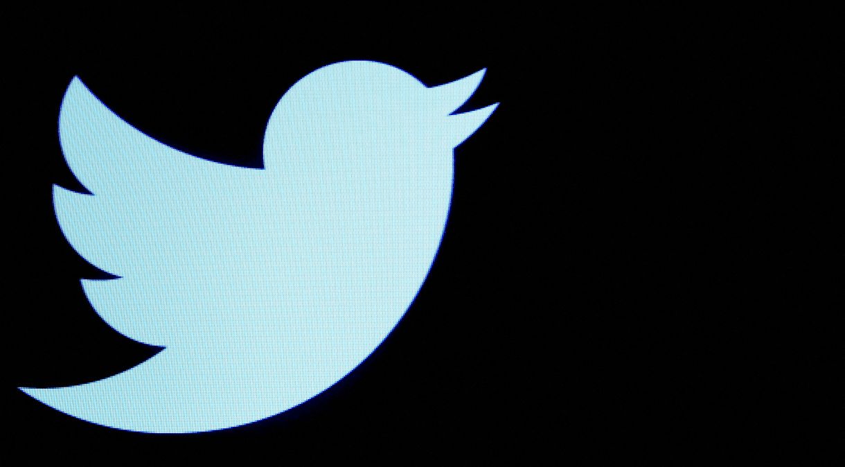 Logotipo do Twitter é exibido em uma tela no piso da Bolsa de Valores de Nova York (NYSE), 28 de setembro de 2016. REUTERS/Brendan McDermid
