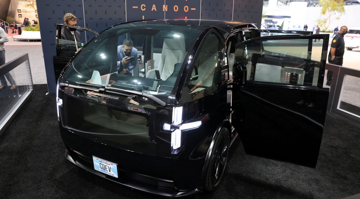 Veículo Canoo Lifestyle é exibido durante evento em Los Angeles, EUA