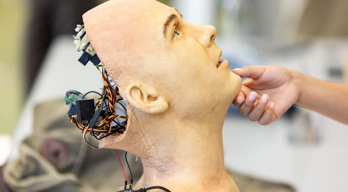 Robô humanóide "Sophia" durante cúpula de inteligência artificial em Genebra, Suíça
