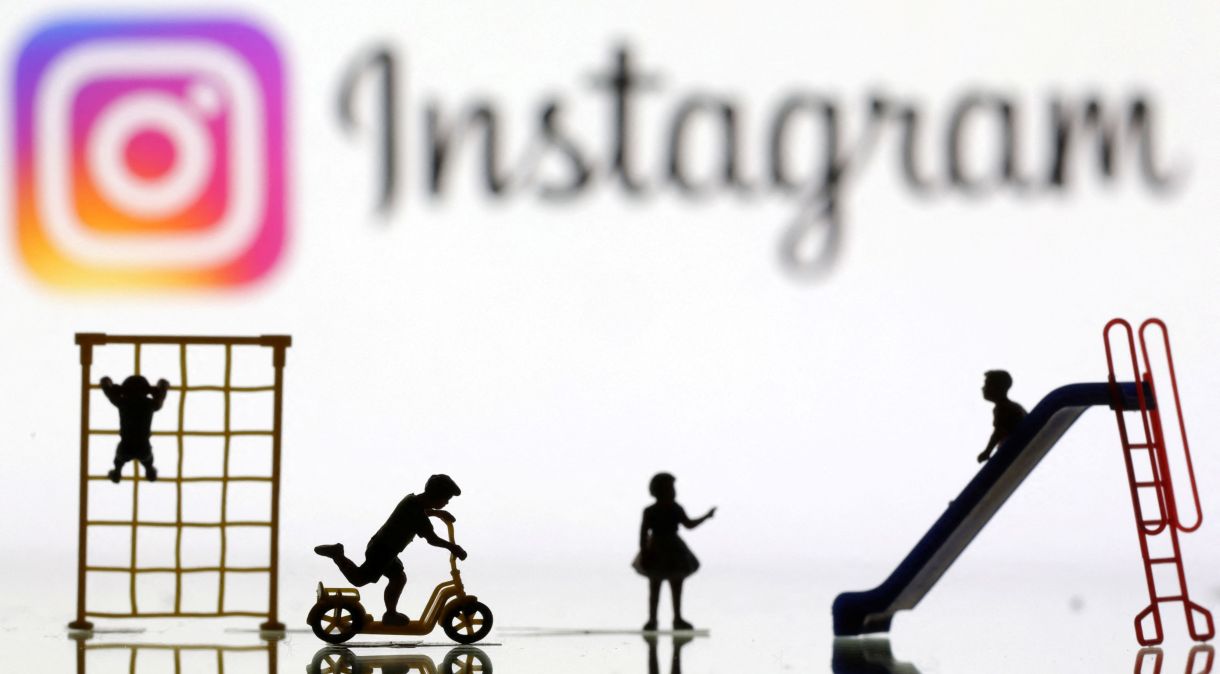 Miniaturas de crianças em playground em frente ao logo do Instagram em foto de ilustração