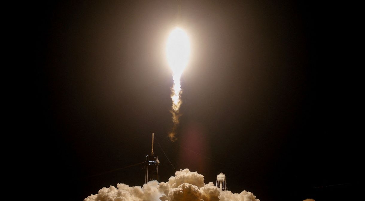 Um foguete Falcon 9 é lançado em missão da NASA do Centro Espacial Kennedy, em Cabo Canaveral, Flórida, EUA
