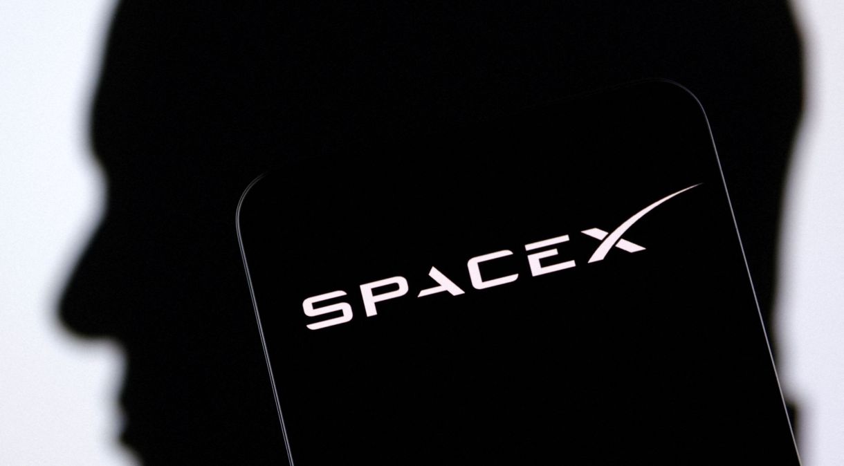 Logotipo da SpaceX e silhueta de Elon Musk
