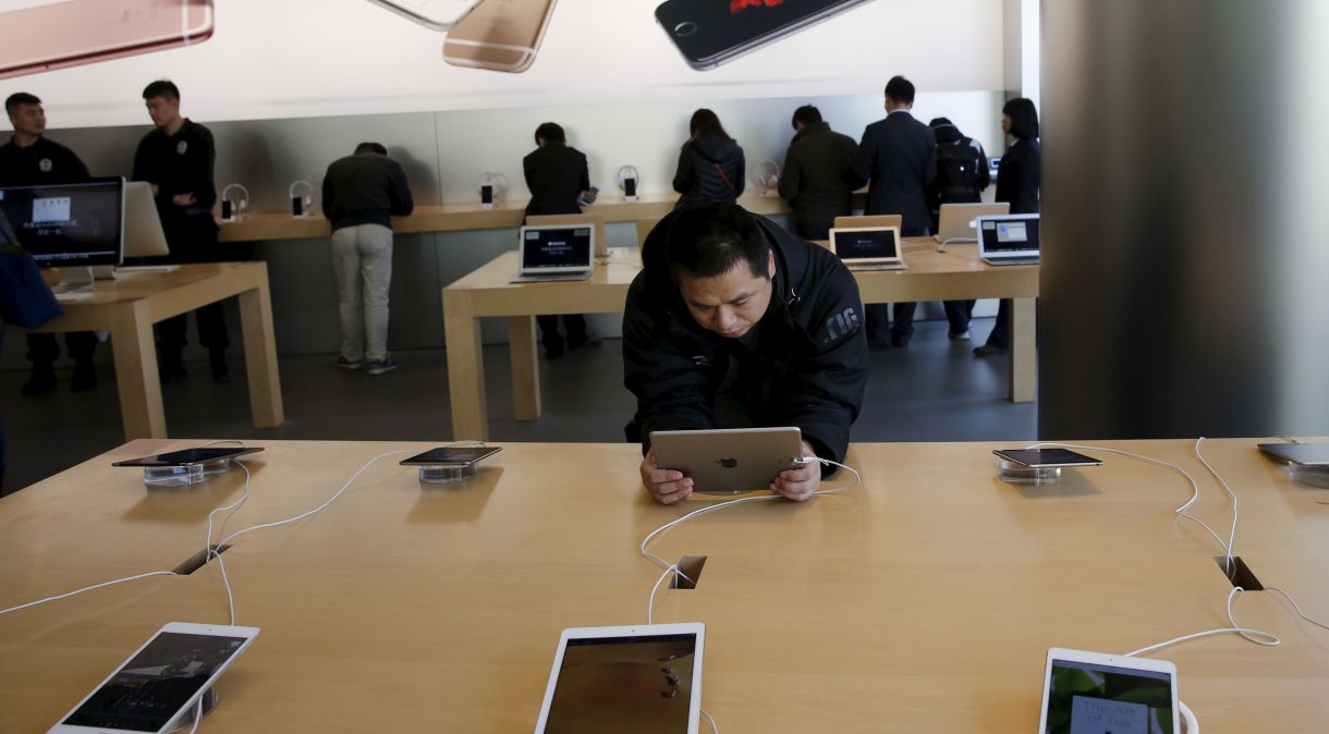 Homem testa iPad em loja da Apple em Pequim, na China