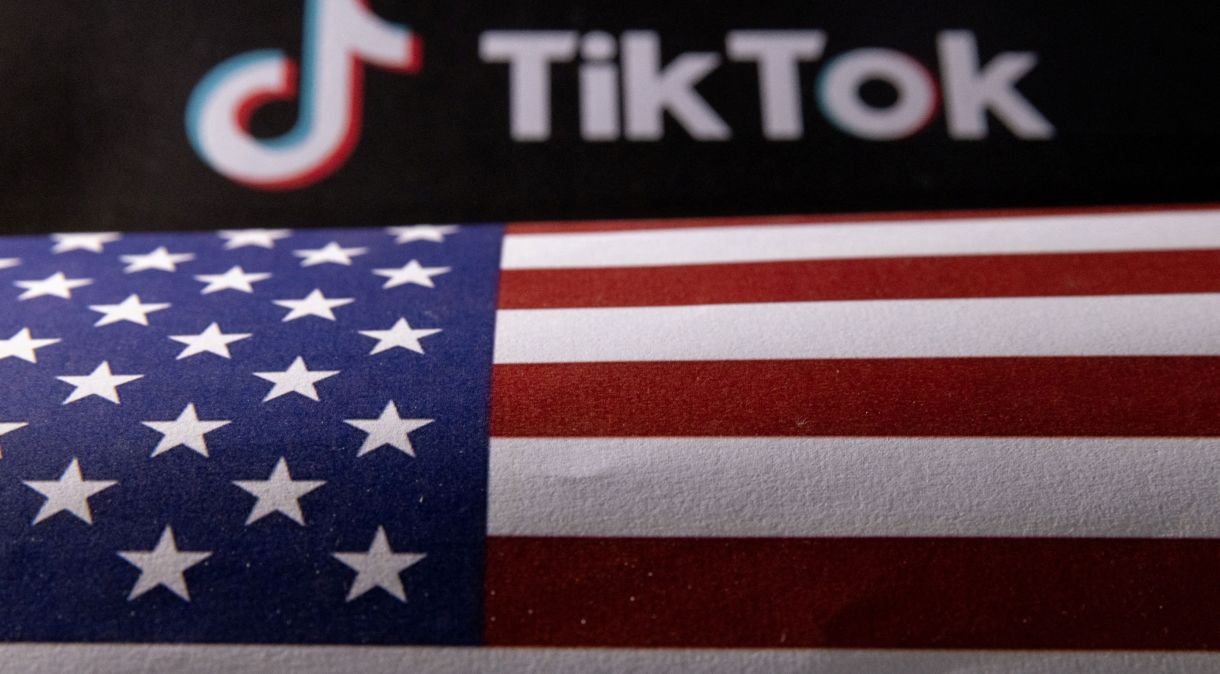 Ilustração com a bandeira dos EUA e o logo do TikTok