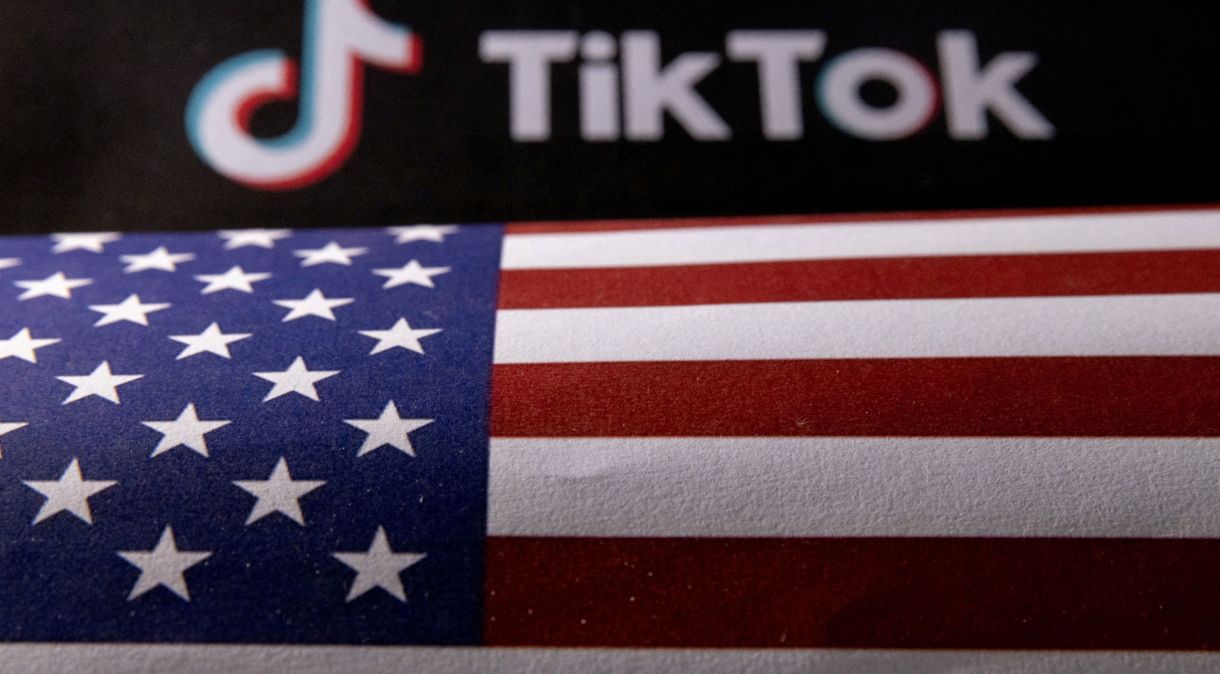 Foto ilustrativa mostra bandeira dos EUA e logotipo do TikTok