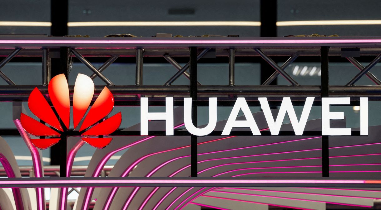 Logo da Huawei em Paris, França