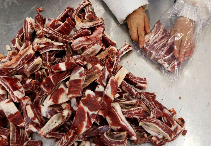 Produção de carne bovina em frigorífico do Brasil