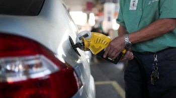 Litro da gasolina já é vendido a até R$ 7,99 no país