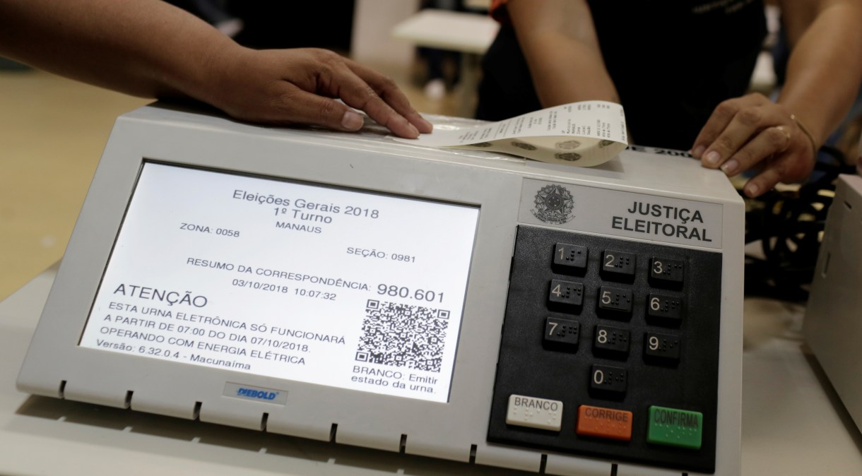 Funcionários da Justiça Eleitoral preparam urna eletrônica para o pleito de 2018 em Manaus