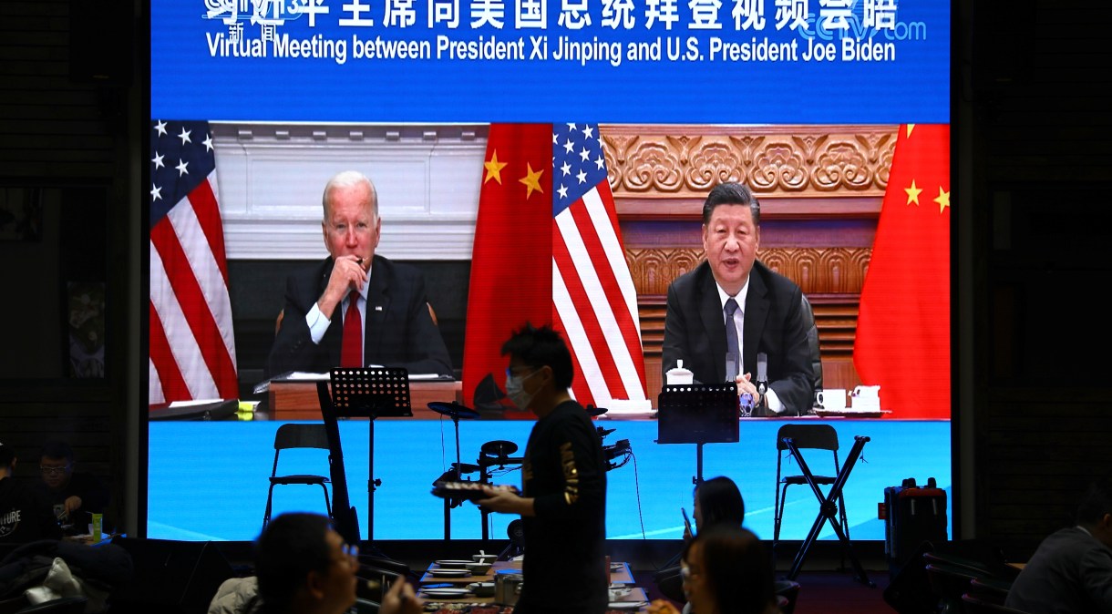 Tela em restaurante de Pequim mostra reunião virtual entre presidentes dos Estados Unidos, Joe Biden, e da China, Xi Jinping