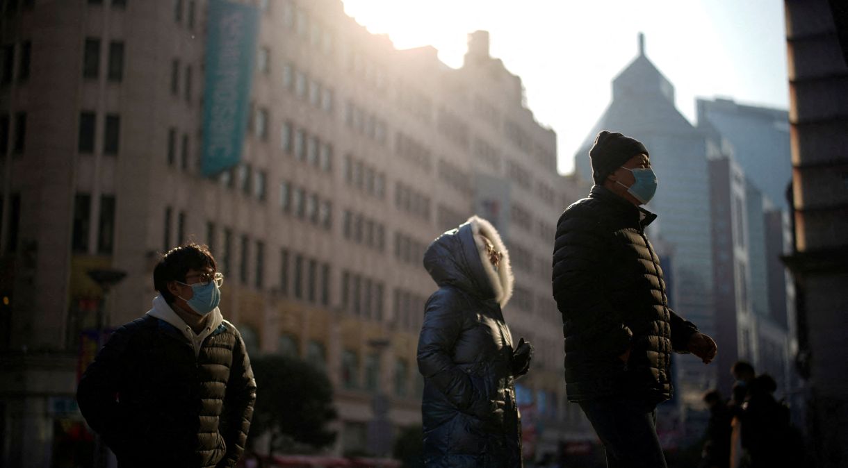 Pessoas de máscara em Xangai