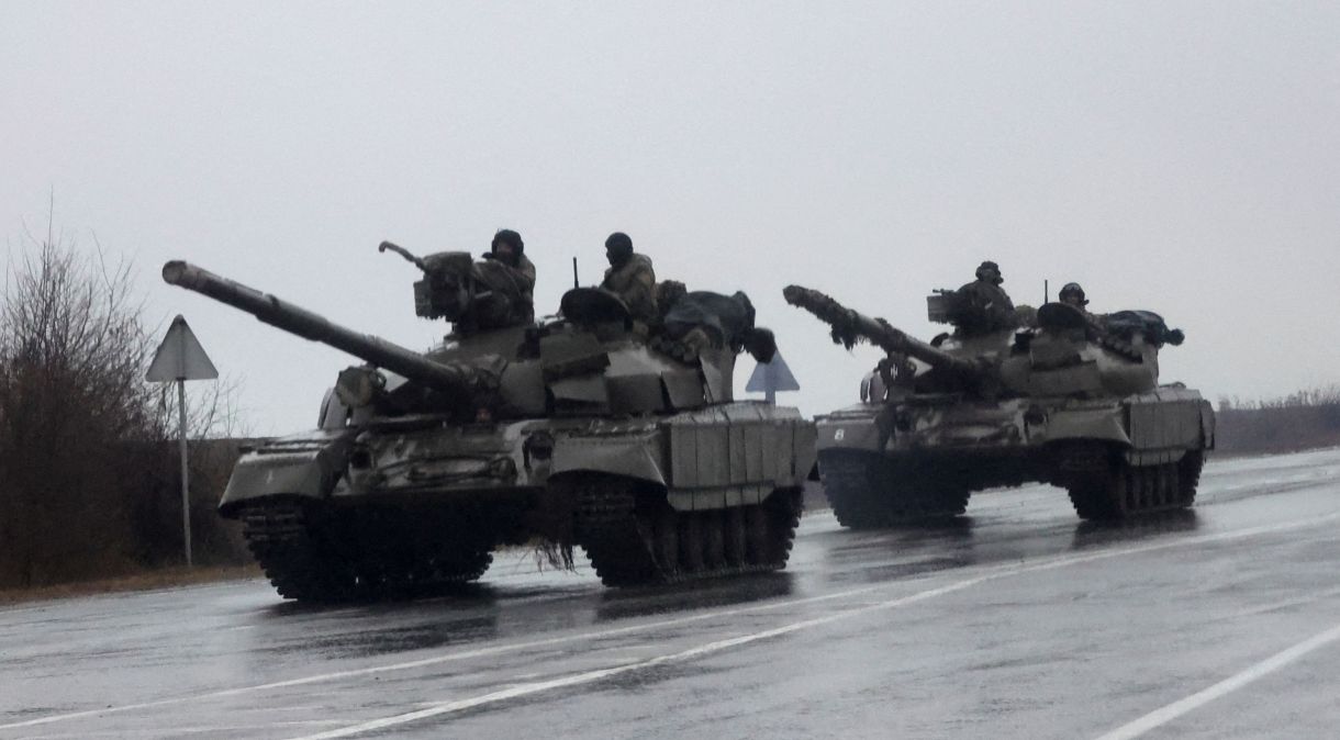 Tanques em Mariupol após o presidente da Rússia, Vladimir Putin, ordenar a invasão da Ucrânia.