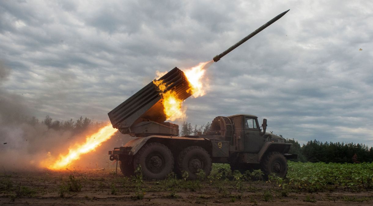 Militares ucranianos disparam míssil na região de Kharkiv