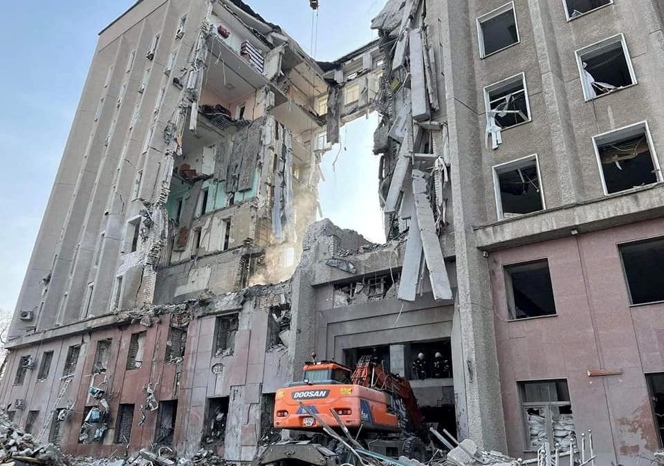 Prédio da administração regional de Mykolaiv, na Ucrânia, atingido por míssil
