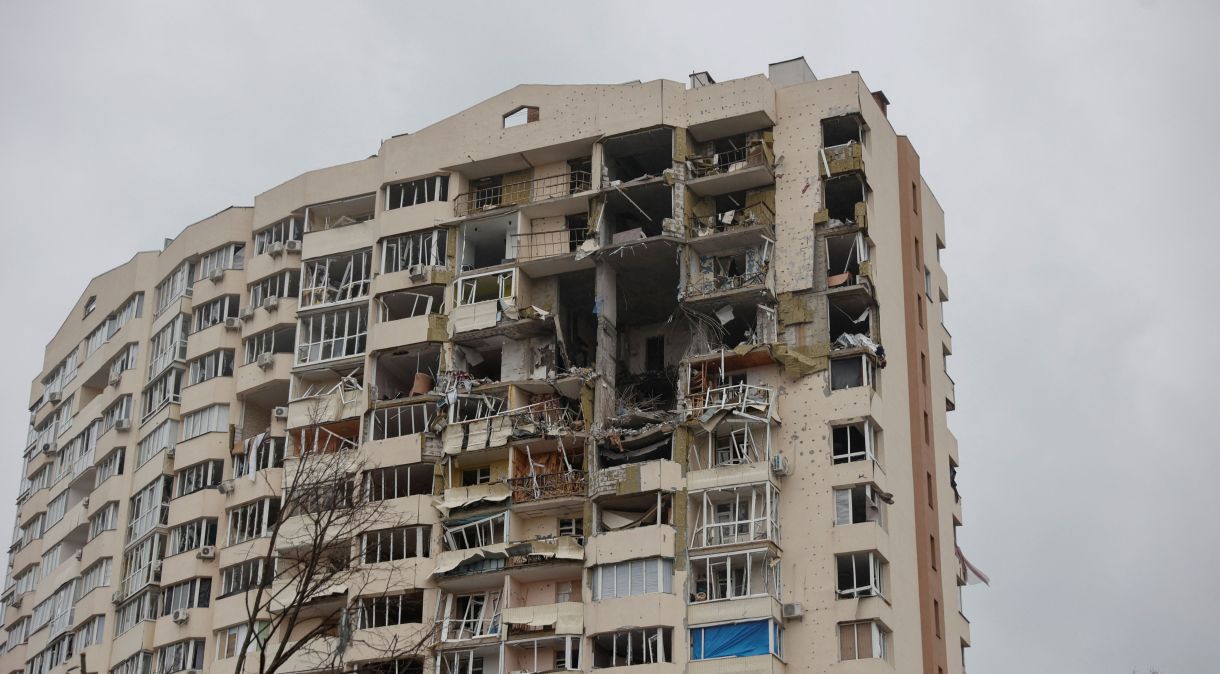 Edifício residencial danificado por explosão em Chernihiv