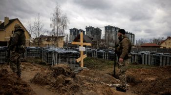 Chanceler alemão e presidente da Comissão Europeia reforçaram pedidos de investigação e punição por civis mortos na cidade; Rússia nega ataques