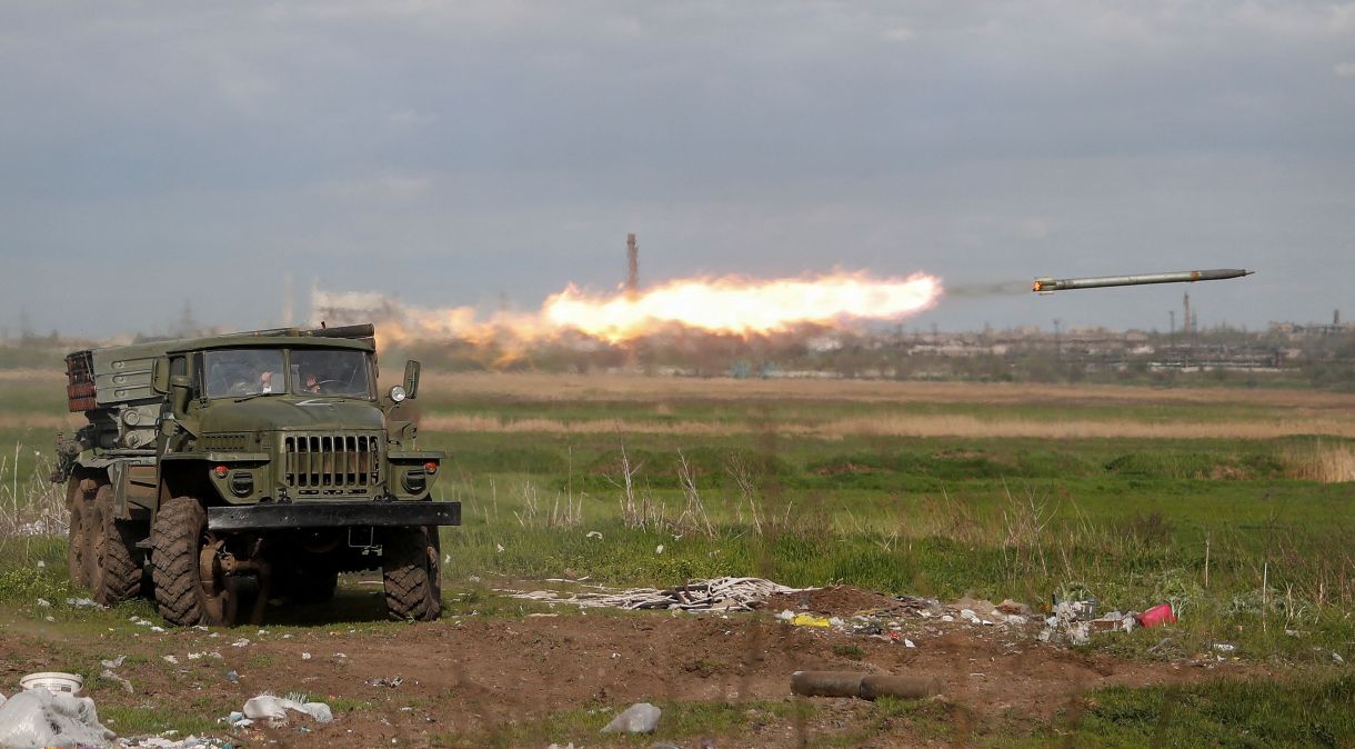 Tropas pró-Rússia disparam foguete durante conflito entre Ucrânia e Rússia perto da usina siderúrgica de Azovstal, na cidade ucraniana de Mariupol
