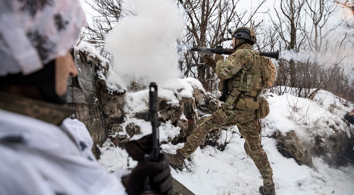 Militar ucraniano dispara contra posições russas perto da cidade de Marinka, na região ucraniana de Donetsk