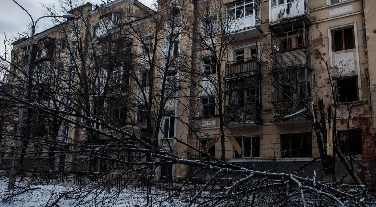 Prédio residencial danificado na cidade ucraniana de Bakhmut, na linha de frente da guerra entre Rússia e Ucrânia