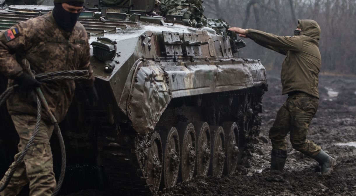 Soldados ucranianos ao lado de veículo de infantaria perto da cidade ucraniana de Bakhmut.