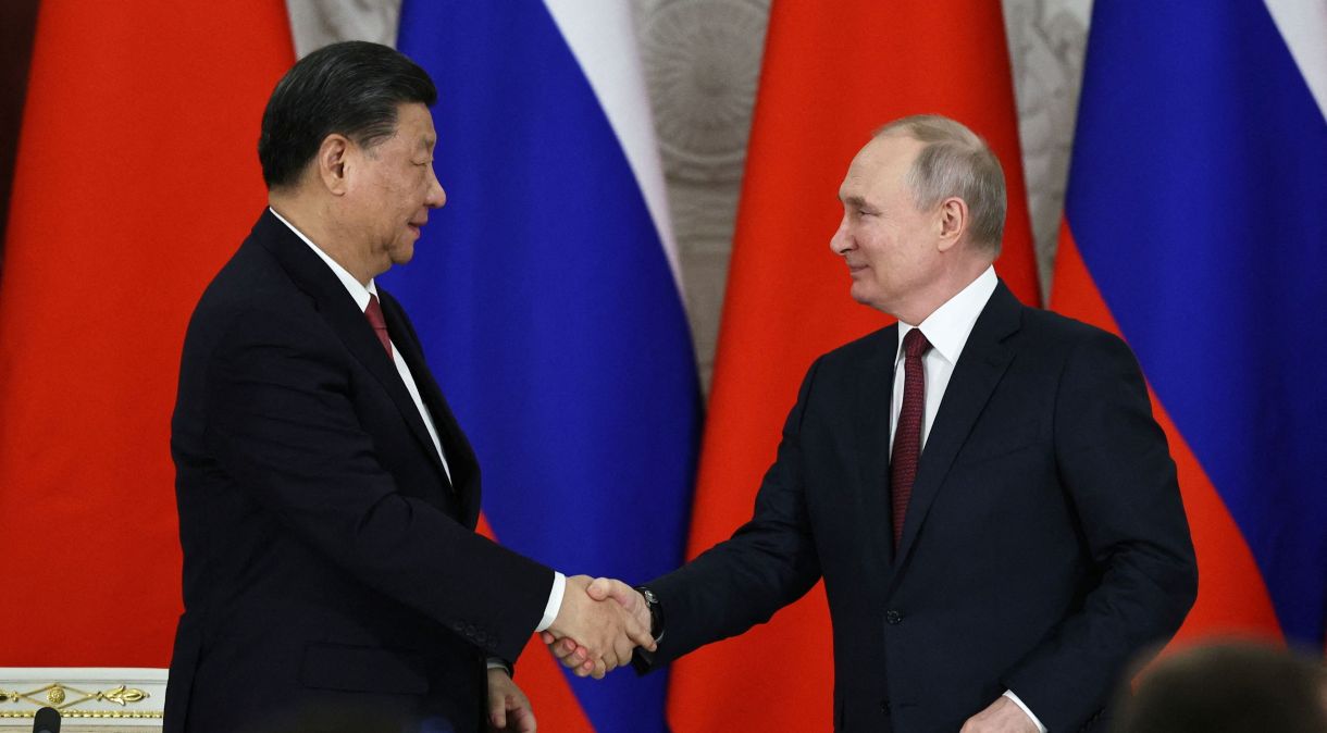 Putin e Xi se cumprimentam em Moscou