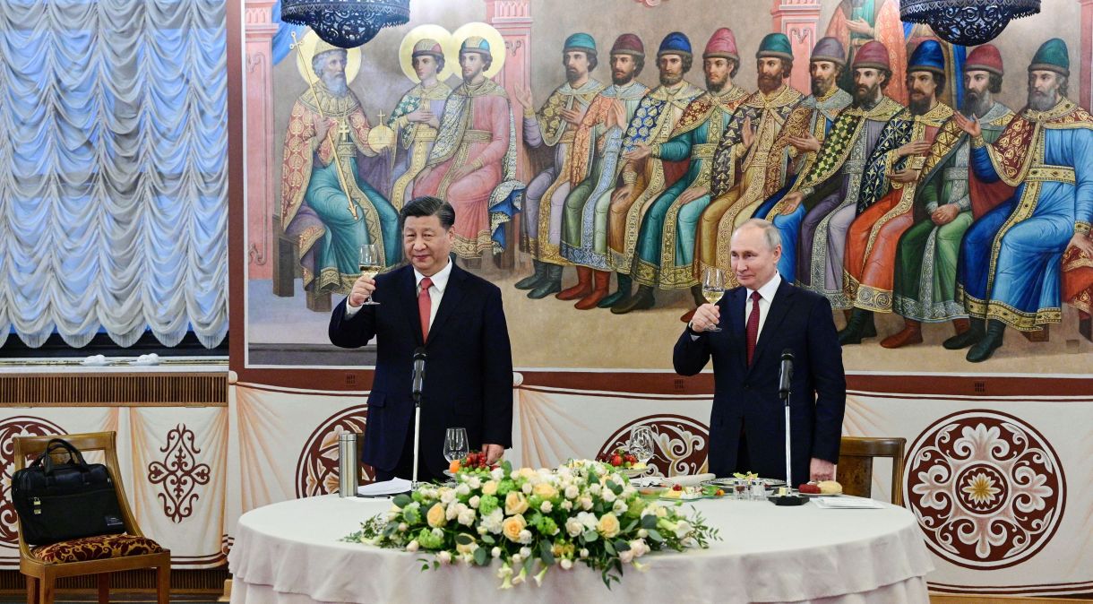 Putin e Xi fazem um brinde em recepção durante visita do presidente chinês a Moscou